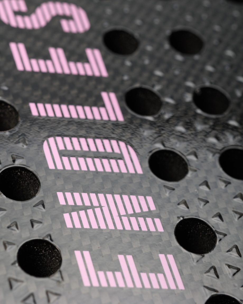 RACKET MAGNET REACT BLACK PINK