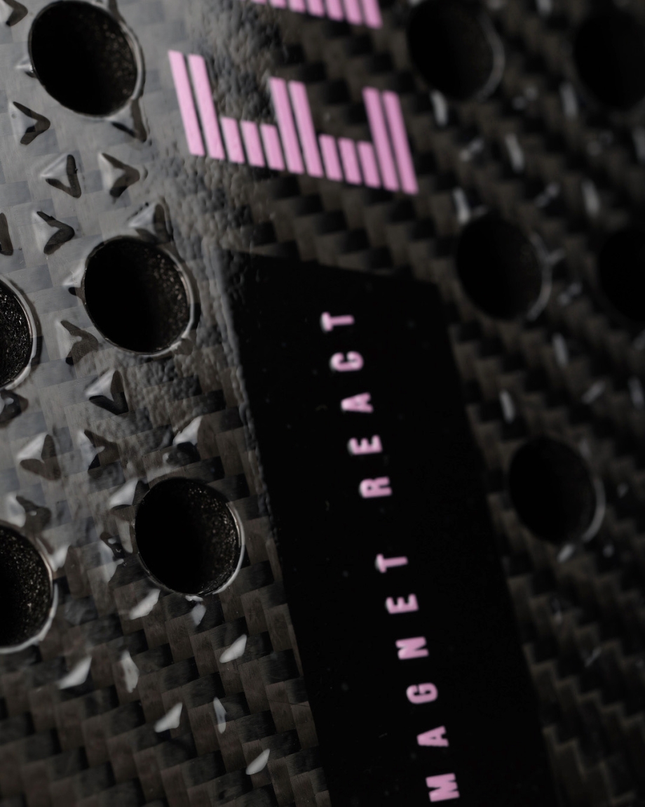 RACKET MAGNET REACT BLACK PINK